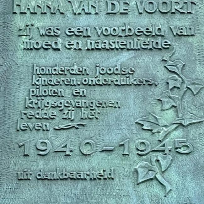 Monument en plaquette voor Hanna van de Voort